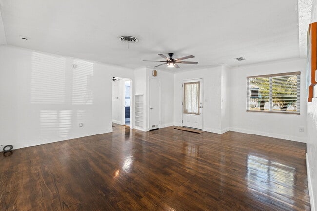 Building Photo - "Charming 3-Bed, 2-Bath Oasis in the Heart of Saint Petersburg – 1,366 Sq Ft of Comfort!"