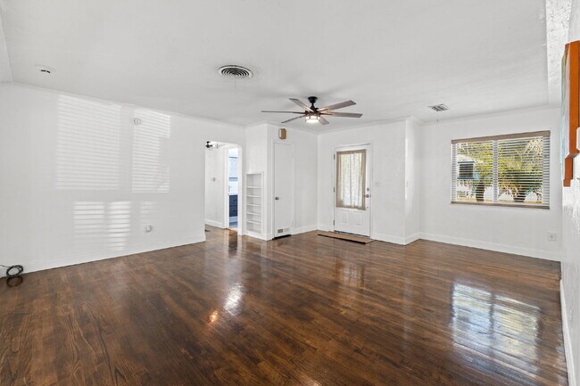 Foto del edificio - "Charming 3-Bed, 2-Bath Oasis in the Heart of Saint Petersburg – 1,366 Sq Ft of Comfort!"