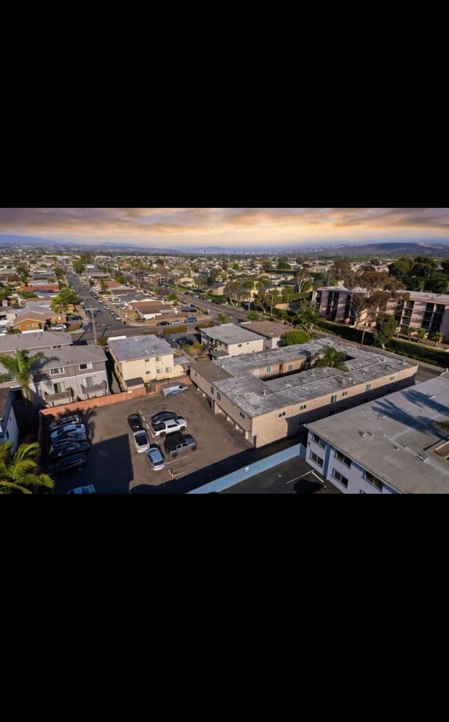 Building Photo - 1472 Iris Ave