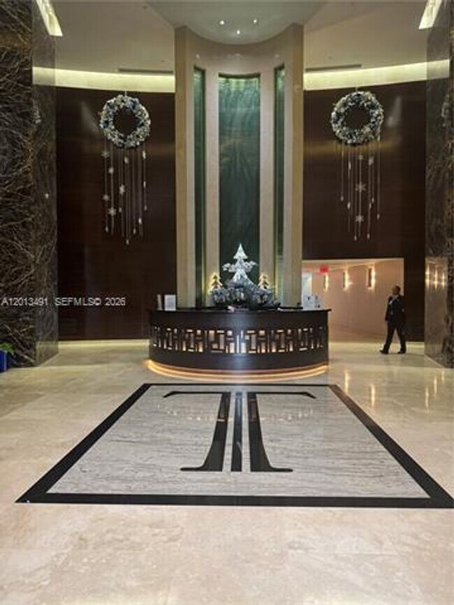 Foto del edificio - 15811 Collins Ave