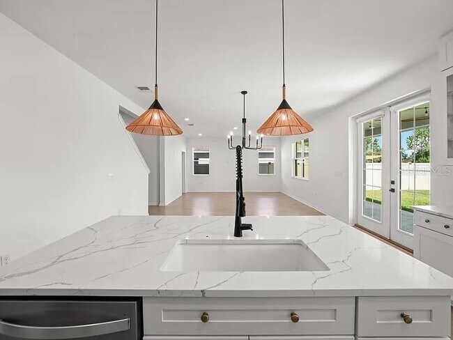 Foto del edificio - 5005 Golden River Ln