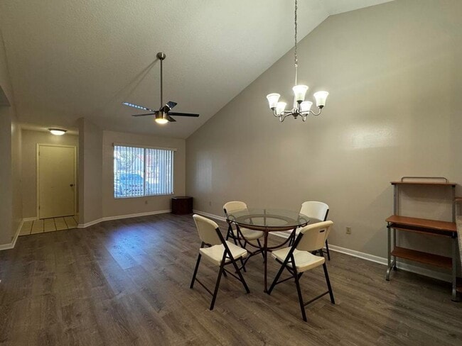 Building Photo - 3/2 in Townhomes West