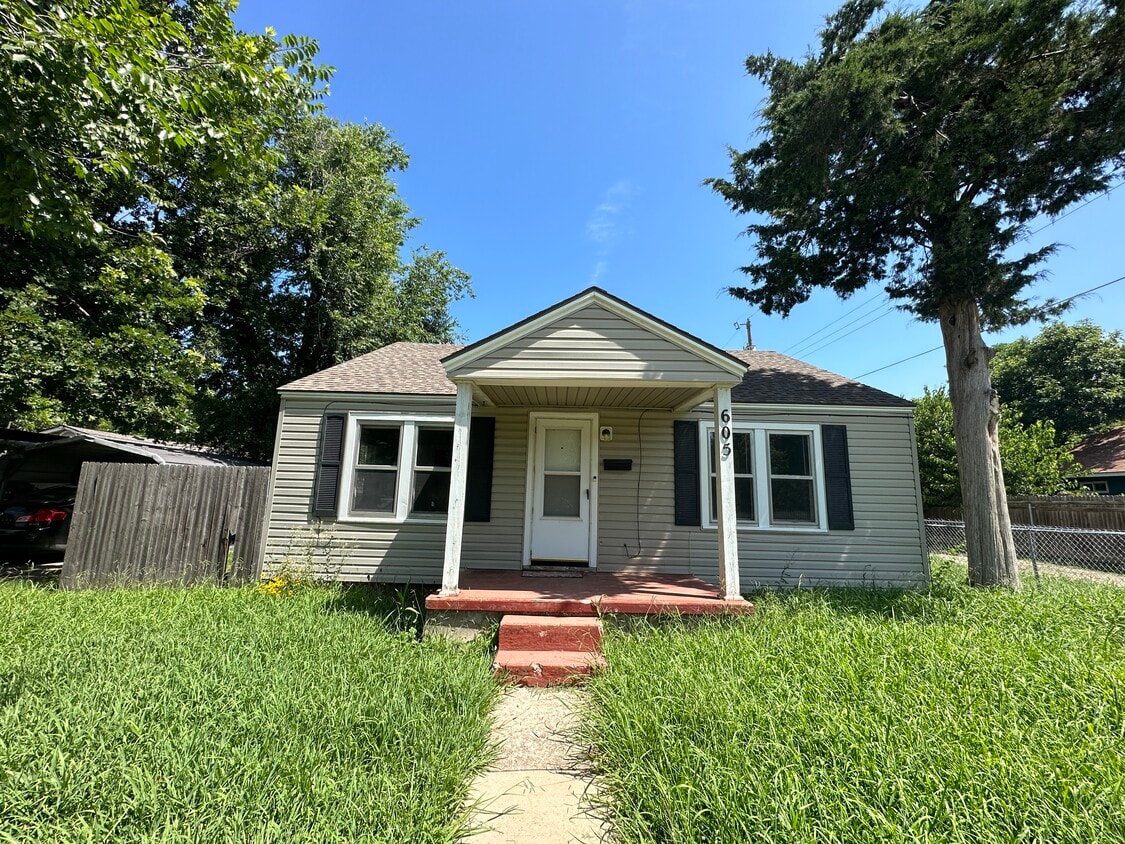 Primary Photo - 605 E Hughbert St