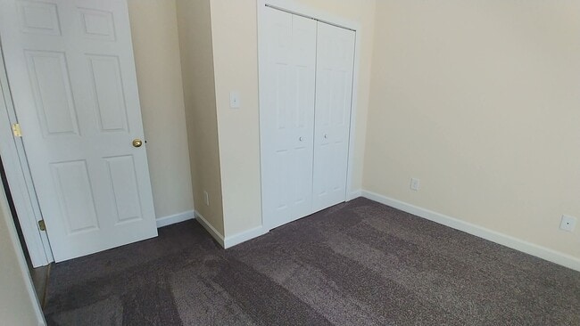 Building Photo - Freshly Painted 3 Bedroom Town Home