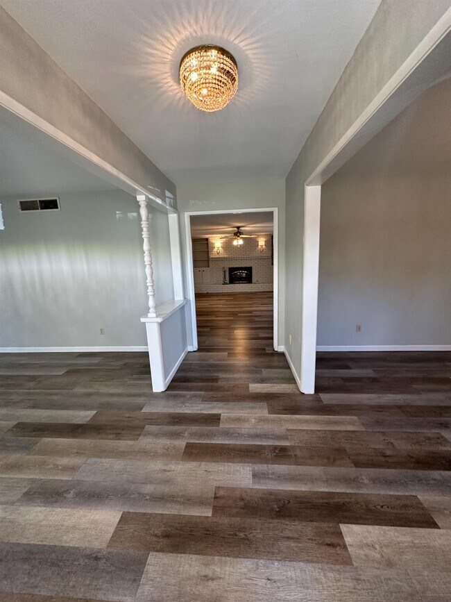 Foto del edificio - 1310 W Magill Ave