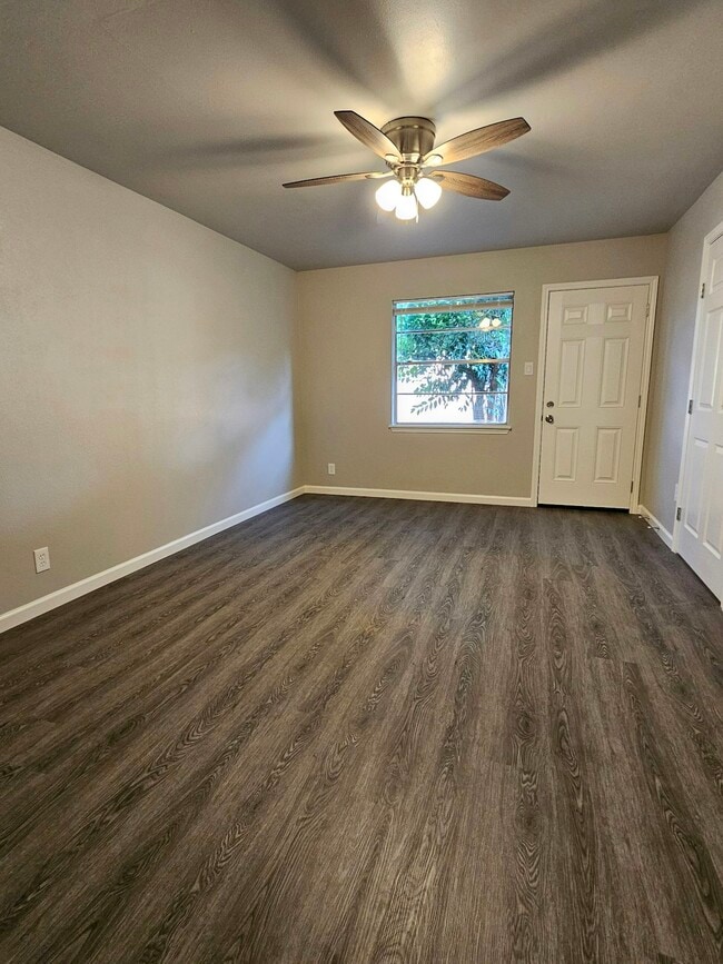 Foto del edificio - 2811 Woodbury Dr