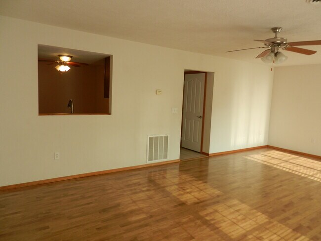 Gran salón, pasillo - 707 Savannah Ave