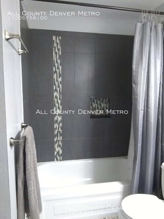 Building Photo - Beautiful Remodeled Apartment in Aurora