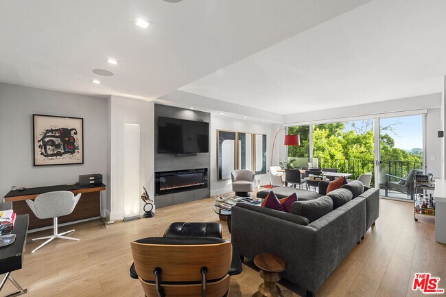 Foto del edificio - 818 N Doheny Dr