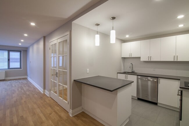 Building Photo - 3495 Rue de la Montagne