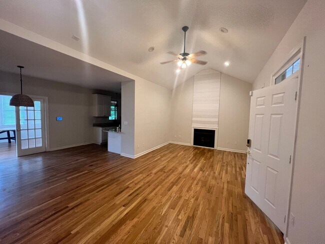 Foto del edificio - 5881 Hidden Oaks Ln