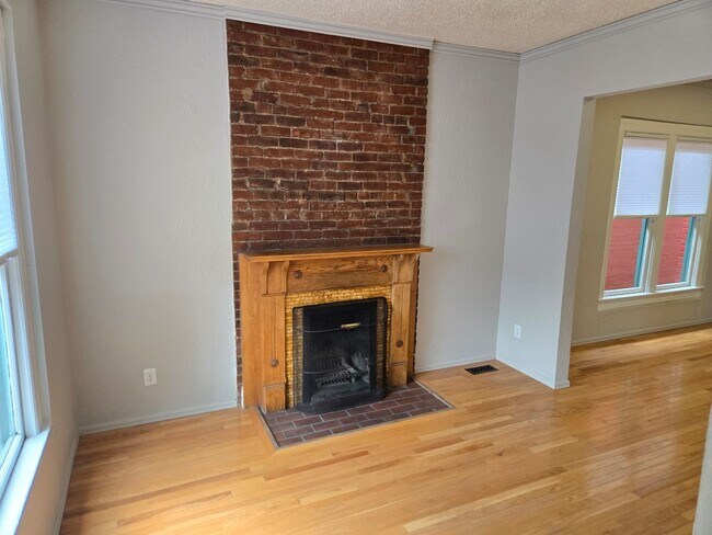 Building Photo - Charming Victorian Retreat in Baker.