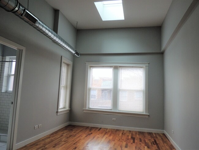 Building Photo - 7456 N Greenview Ave