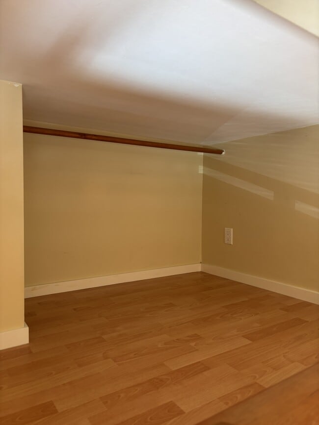 Building Photo - 146 Clarence St