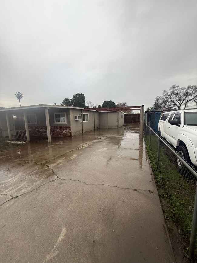 Foto del edificio - Available Soon!