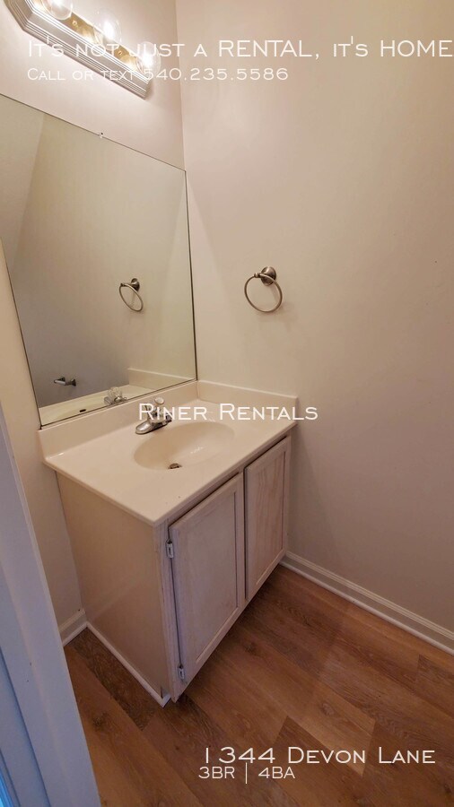Foto del edificio - 1344 Devon Ln