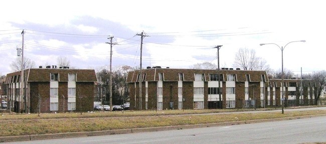 Foto del edificio - Four Seasons Apartments
