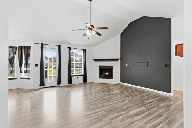 Foto del edificio - 3 Bedroom | 2 Bathroom | 2 Car Garage | Springfield MO | Fenced Back Yard!