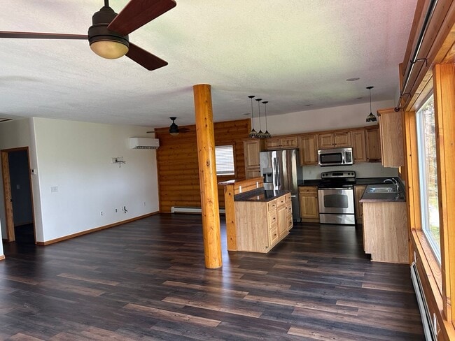 Building Photo - 3 Bedroom Upper Apartment