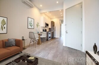Building Photo - Super Bright 2 BED w LAUNDRY IN-Unit!