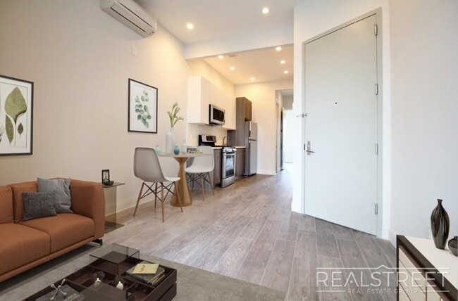 Building Photo - Super Bright 2 BED w LAUNDRY IN-Unit!