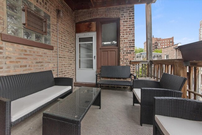 Building Photo - 457 W Roslyn Pl