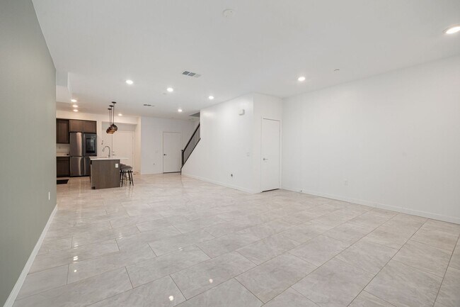 Foto del edificio - Perfectly located 4-bedroom townhouse in c...