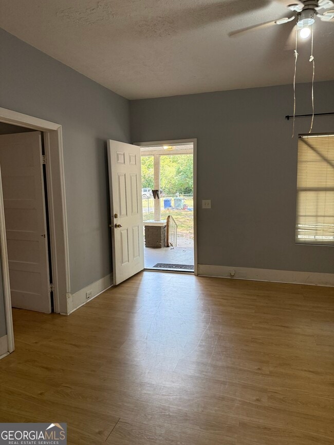 Foto del edificio - 1006 W College St Ext