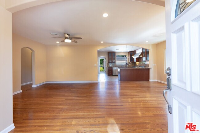 Building Photo - 4948 Petit Ave