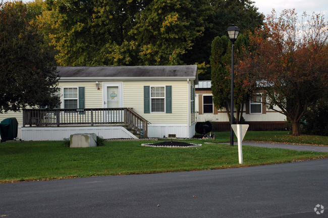 Building Photo - Whispering Pines