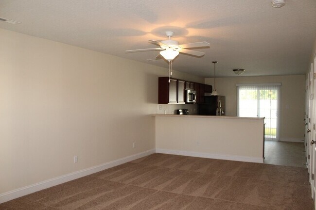 Building Photo - Gorgeous Townhome!