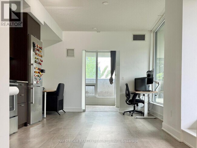 Photo du bâtiment - 88 Sheppard Ave E
