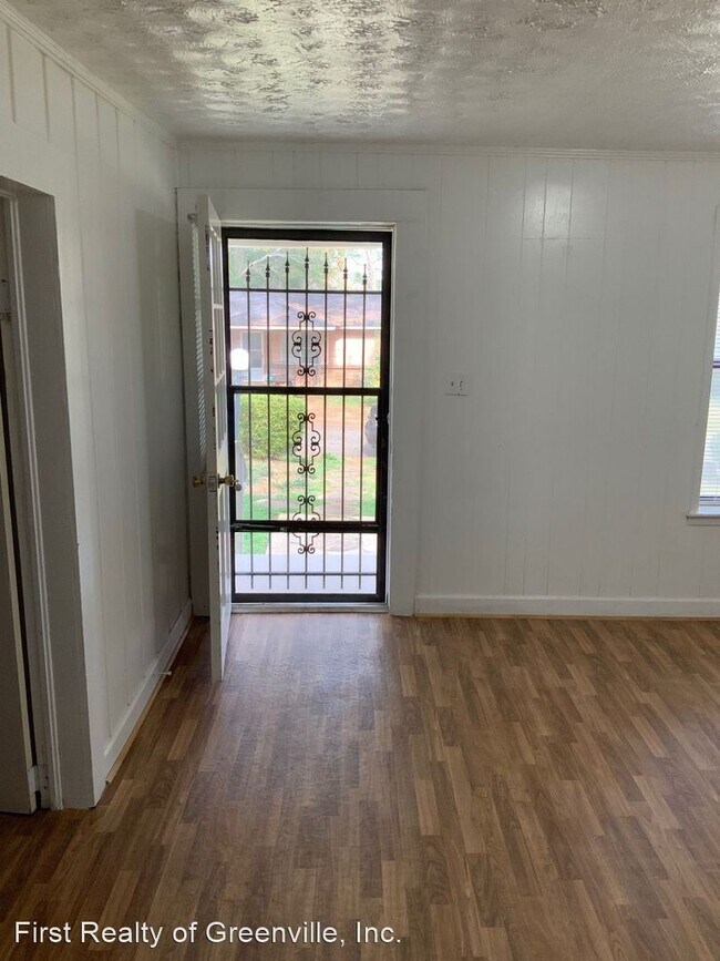 Building Photo - 4 br, 2 bath House - 384 E. Perdue St.