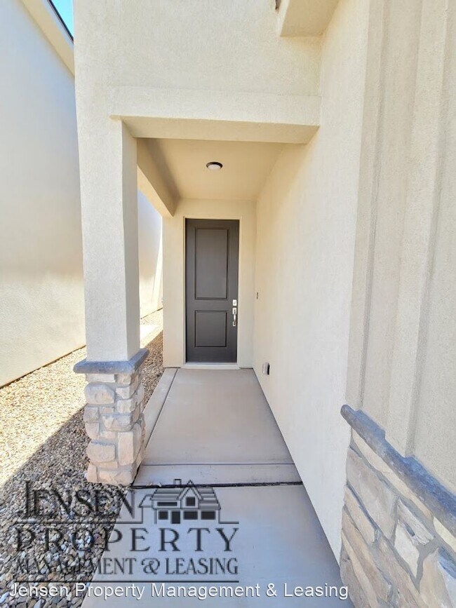 Building Photo - 4 br, 2.5 bath House - 515 South Stewart C...