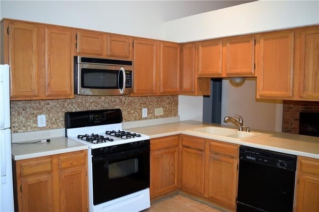 Building Photo - 16819 Village Oak Loop