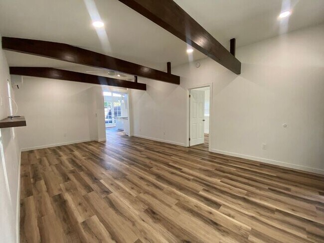 Foto del edificio - Stunning 2 Bed / 2 Bath Home Near Lake Murray!