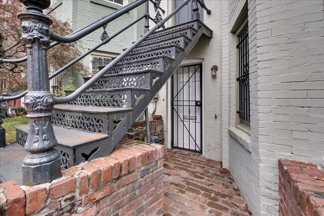 Building Photo - 612 C St NE