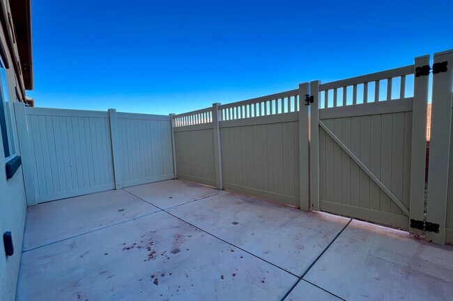 Foto del edificio - Blackhawk Townhome! Incredible Amenities!!