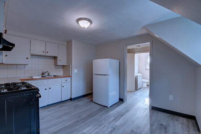 Building Photo - 93 Meadow St