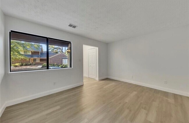 Foto del edificio - Renovated townhome in Great Alpharetta location