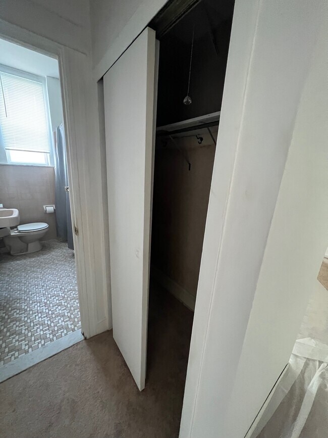closet - 2848 S Warnock St