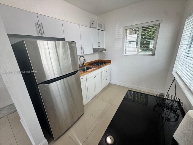 Foto del edificio - 8415 Harding Ave