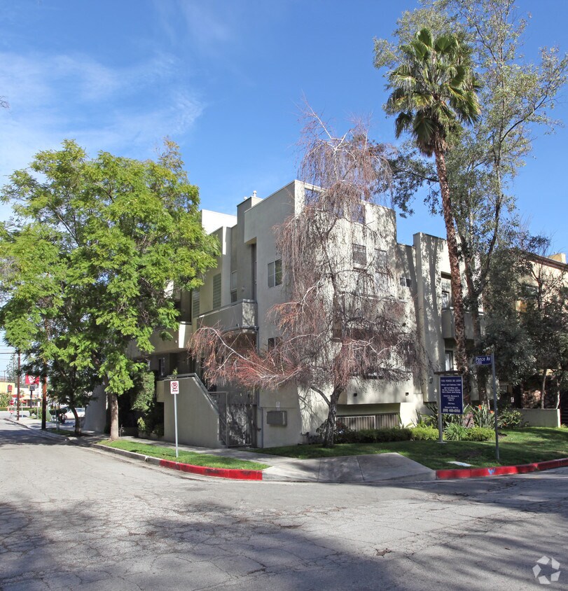 The Ponce De Leon Apartments in Woodland Hills, CA