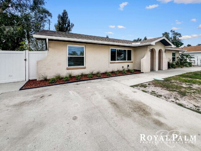 Foto del edificio - 2 Bed / 1 Bath | Fort Myers | Spring Into This One and Save $500