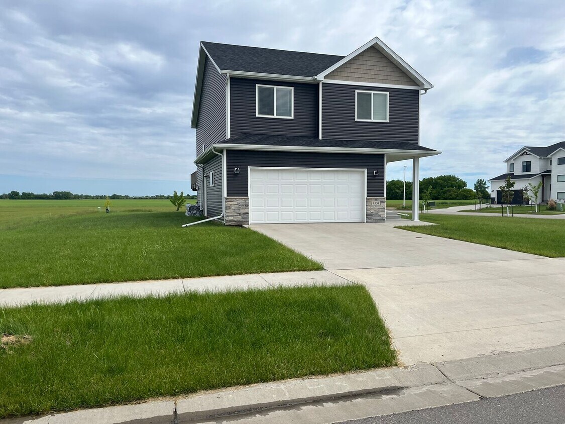 Primary Photo - 3 Bedroom 3 Bath Tri Level Split attached ...