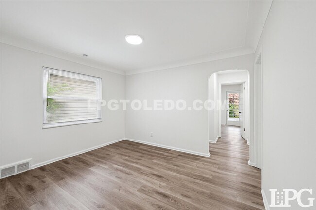 Foto del edificio - 2834 Sherbrooke Rd