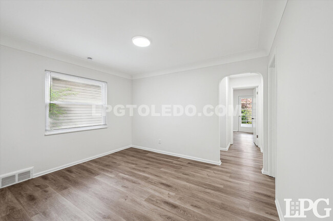 Building Photo - 2834 Sherbrooke Rd