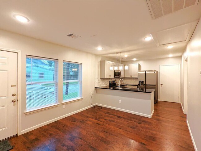 Foto del edificio - 303 North Loop