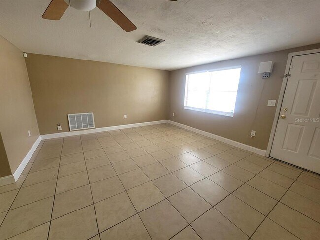 Foto del edificio - 7526 Topay Ln