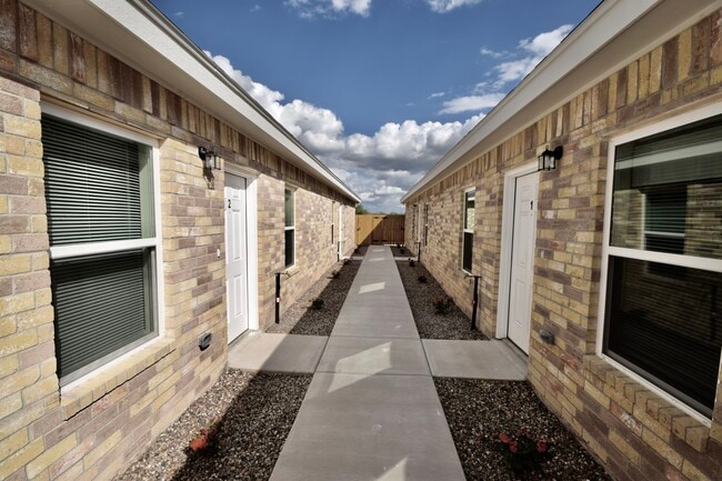 Building Photo - 5000 N Hiawatha Dr